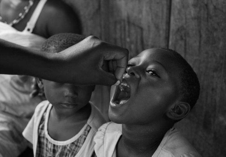 BW-Flipped-picture--polio-vaccine